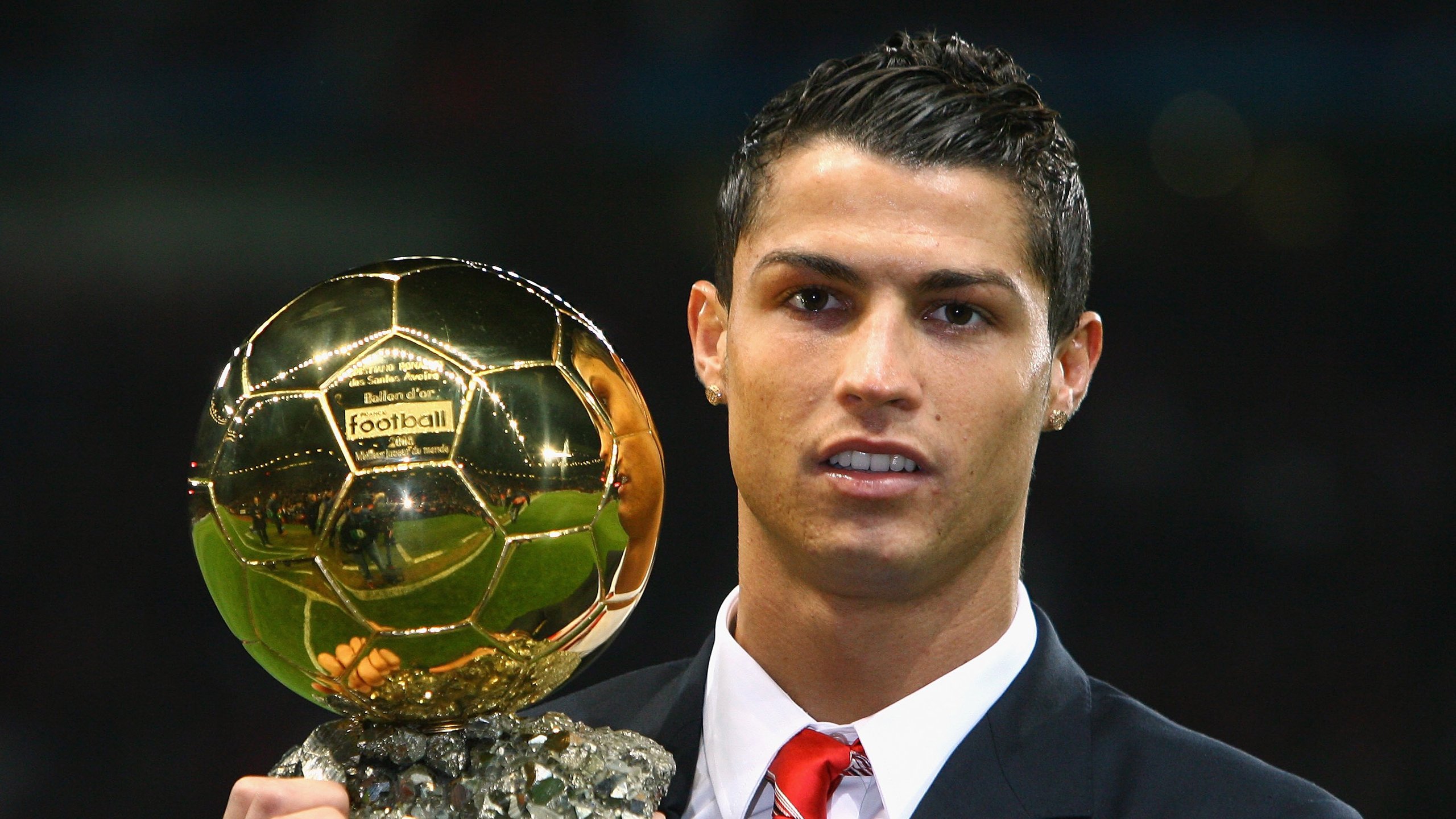 【现场气氛火爆】球迷疯狂助威点燃比赛激情，球迷疯狂庆祝