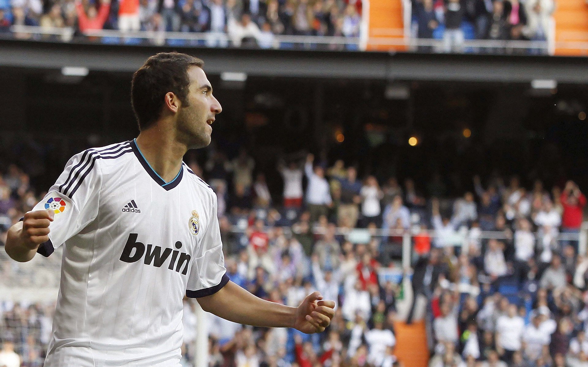 乌拉圭队后卫吉梅内斯在巴黎奥运会上表现出色，乌拉圭 吉梅内斯